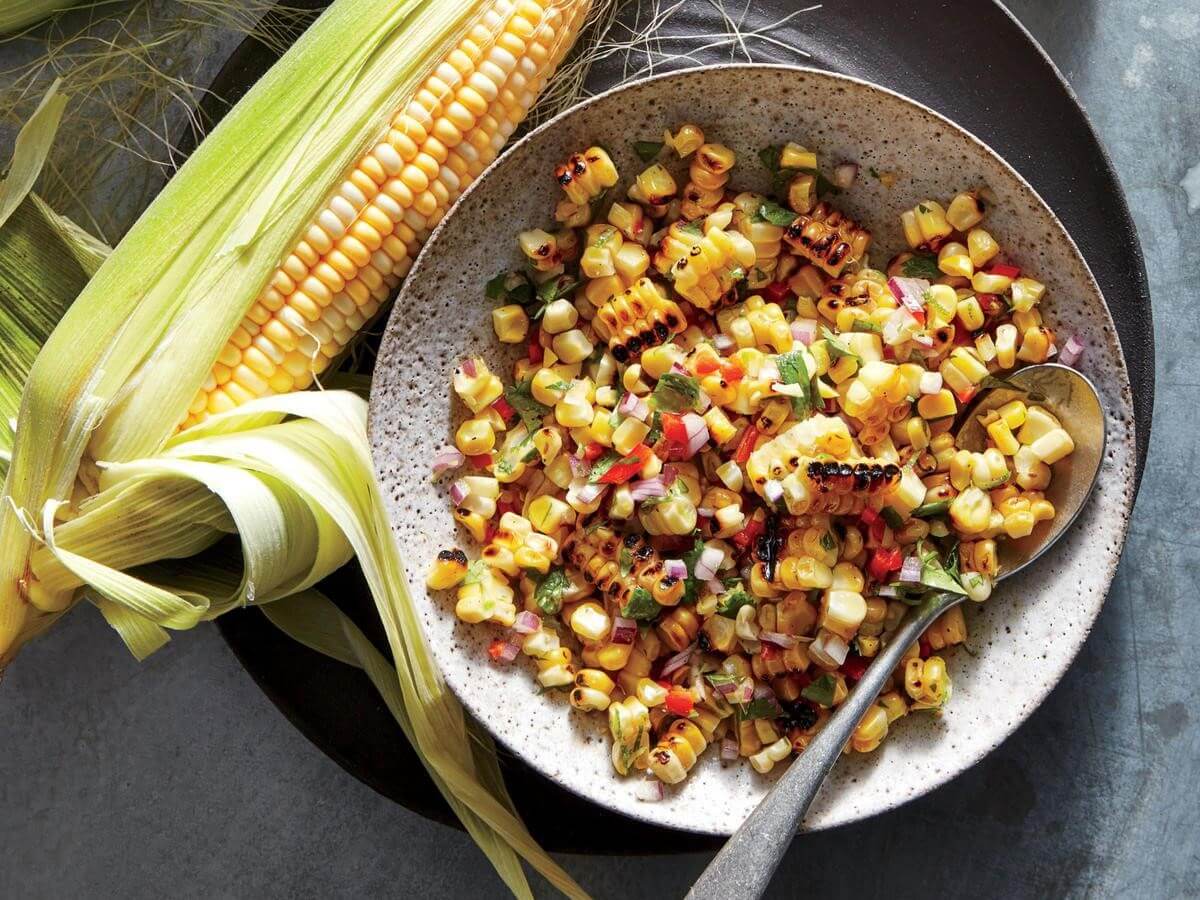 Рецепт из свежей кукурузы. Блюда из кукурузы. Блюдо с жареной кукурузой. Блюда с кукурузой консервированной. Жаркое с кукурузой.